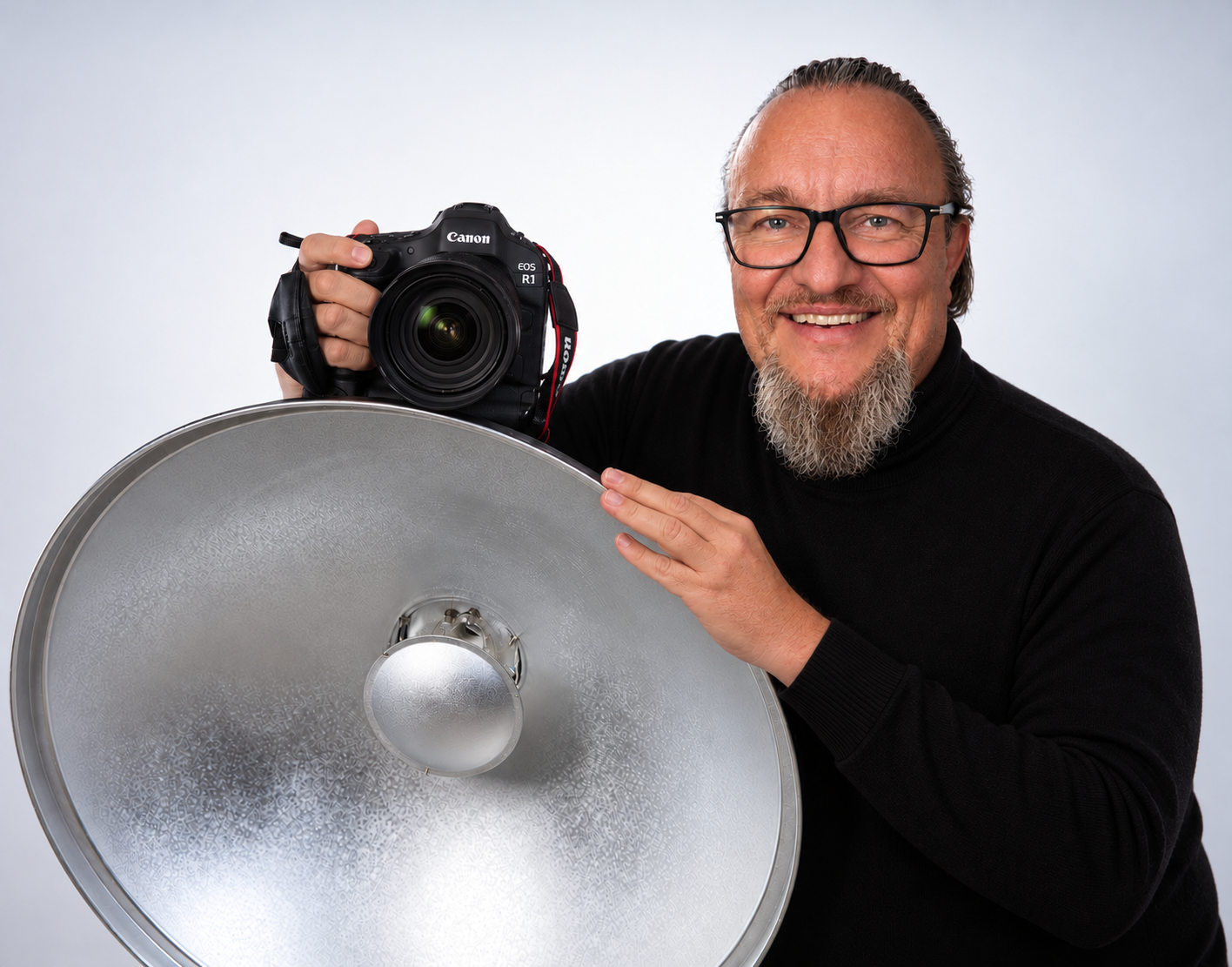 Mike Vogl mit Kamera und Reflektor
